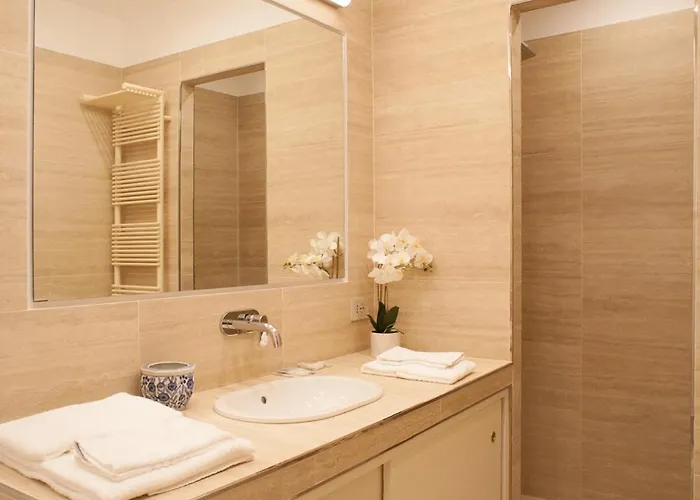 Charm & Elegance Off Via Veneto 2br, 2ba דירה *