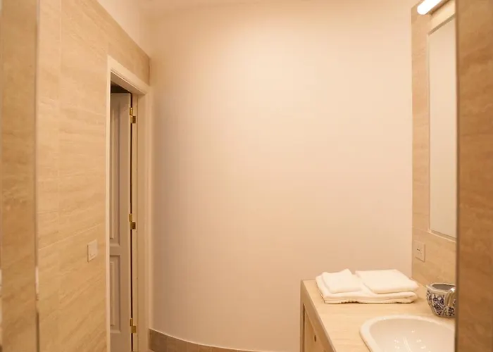 דירה Charm & Elegance Off Via Veneto 2br, 2ba רומא