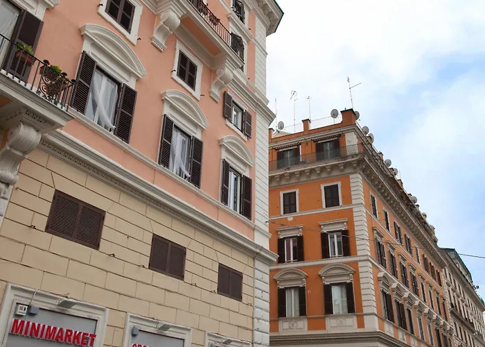 Charm & Elegance Off Via Veneto 2br, 2ba דירה *